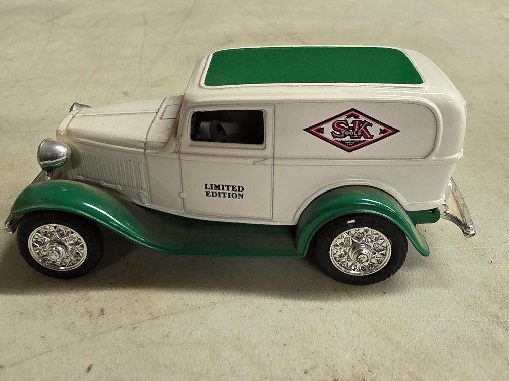 1988 ERTL 1932 Ford Panel Delivery Van / Truck