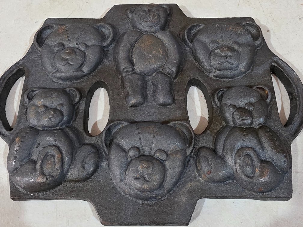 Cast Iron Bear Pan