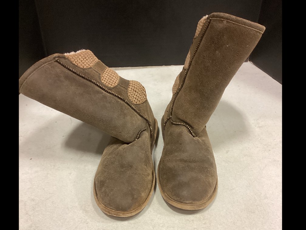 Womens Boshie Boots by Bearpaw - Size 9