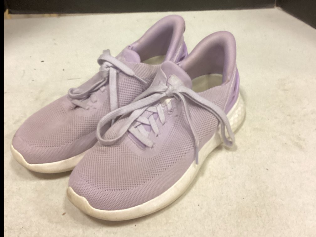 Womens Tennis Shoes - Size 9