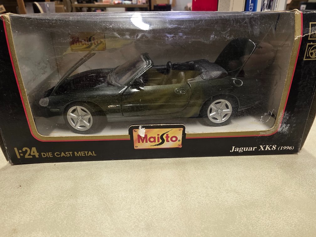 Maisto- 1998 Jaguar XK8 Special Edition