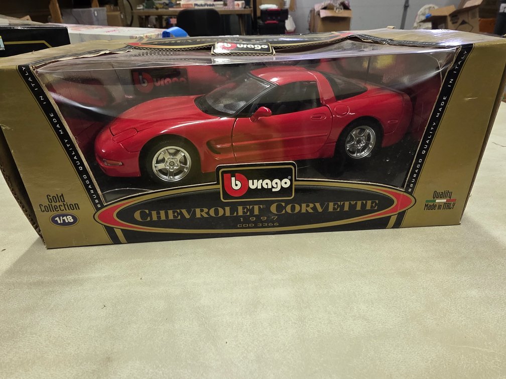 Burago-1997 Chevrolet Corvette Gold Collection