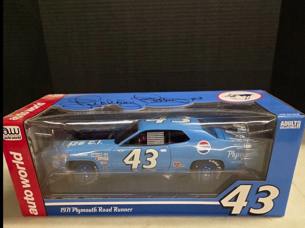 Richard Petty # 43-1971 Plymouth Road Runner Race Car Model