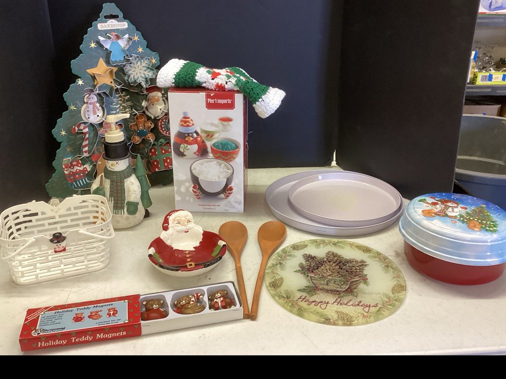 Kitchen Christmas Dishes & Deor