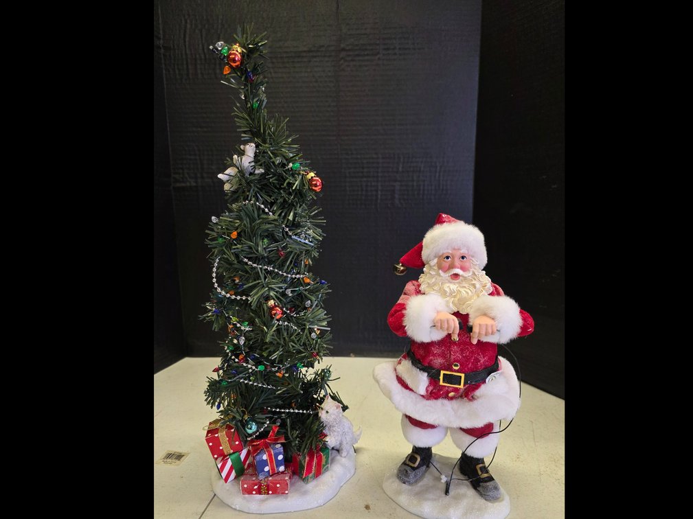 National Lampoons Christmas Vacation Tree and Santa
