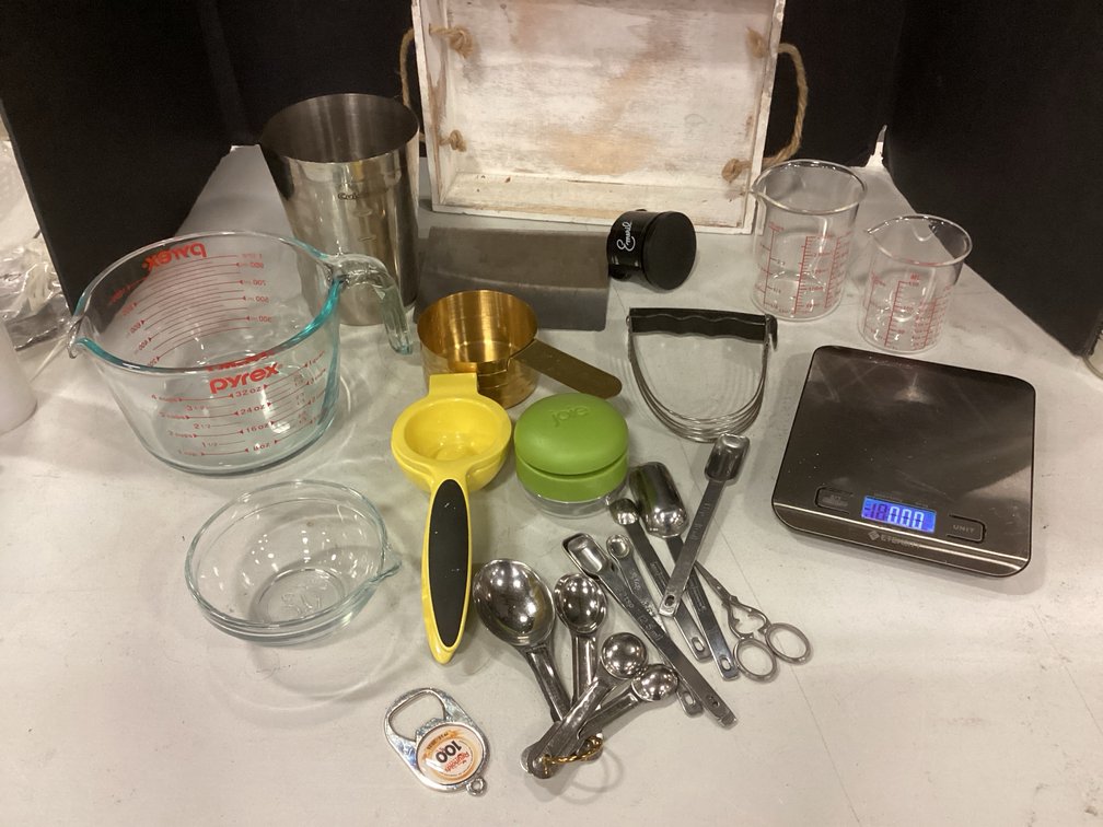 Kitchen Measuring Items & Scale