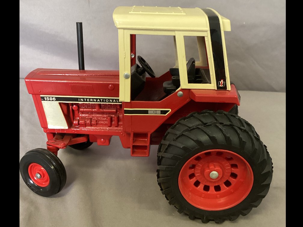 International 1586 Die Cast Tractor