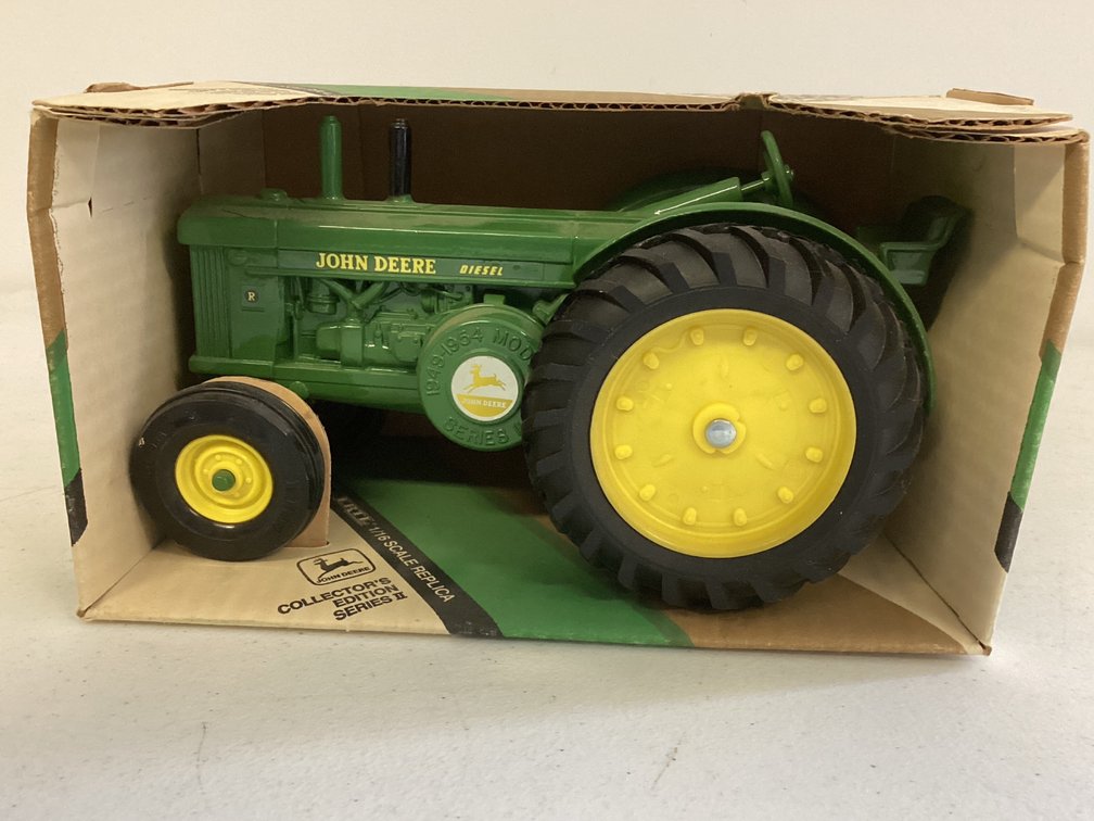 John Deere 1:16 scale replica ERTL 1949/1954 Model R
