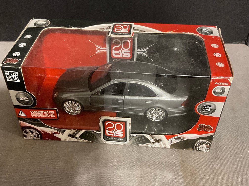 Malibu International Mercedes Benz E Class 1:24 scale new in the box