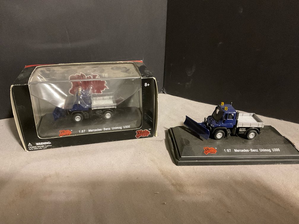 Lot of 2 Mercedes Benz Unimog Snow plow Trucks 1:87 scale