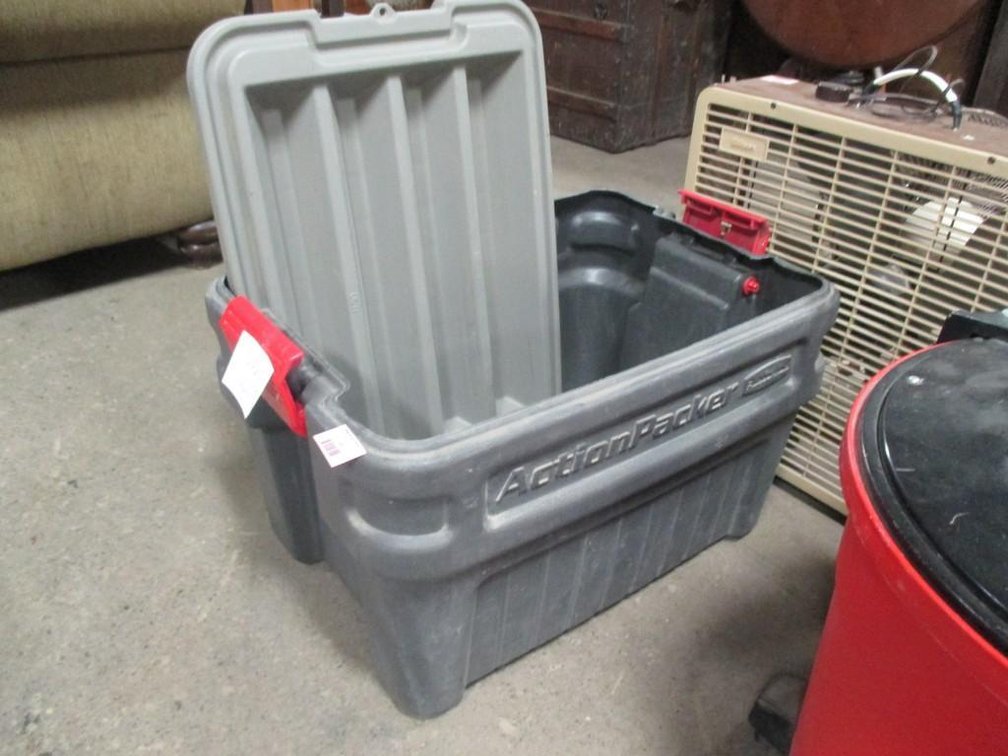 Rubbermaid Action Packer Covered Tote