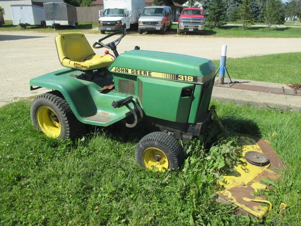 John Deere 318 riding lawn mower