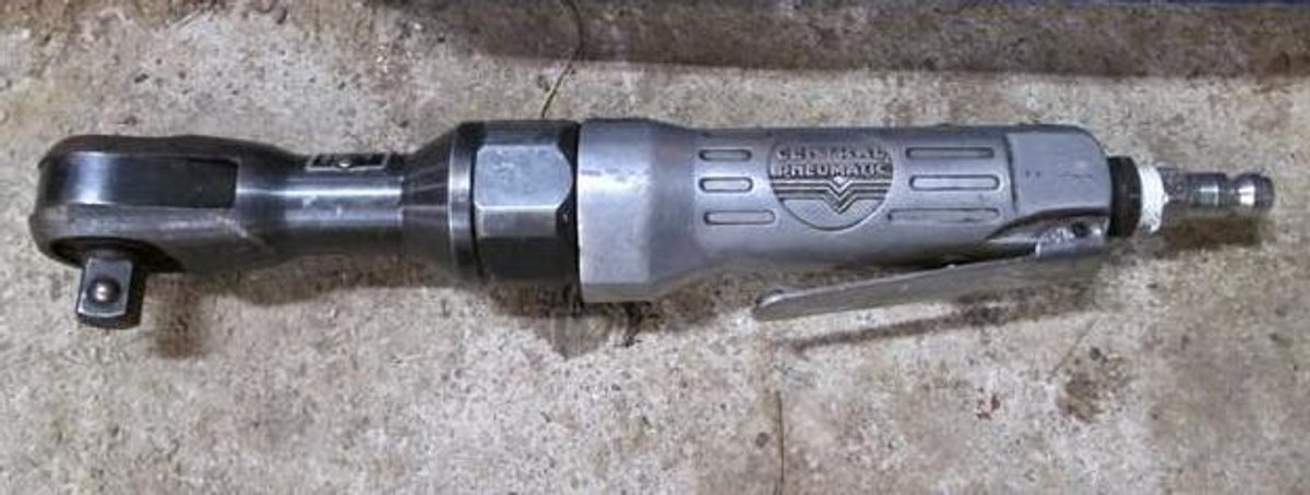Central Pneumatic 1/2" air ratchet wrench