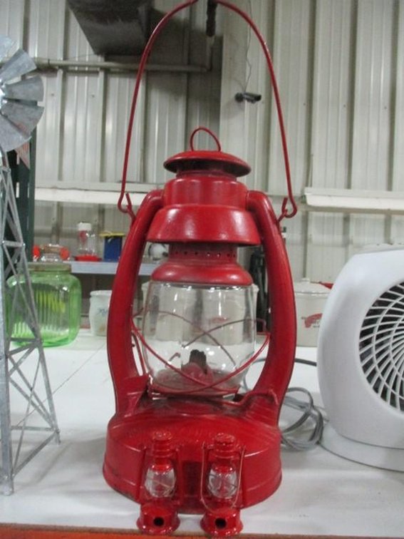 Embury Manu. Kerosene lantern