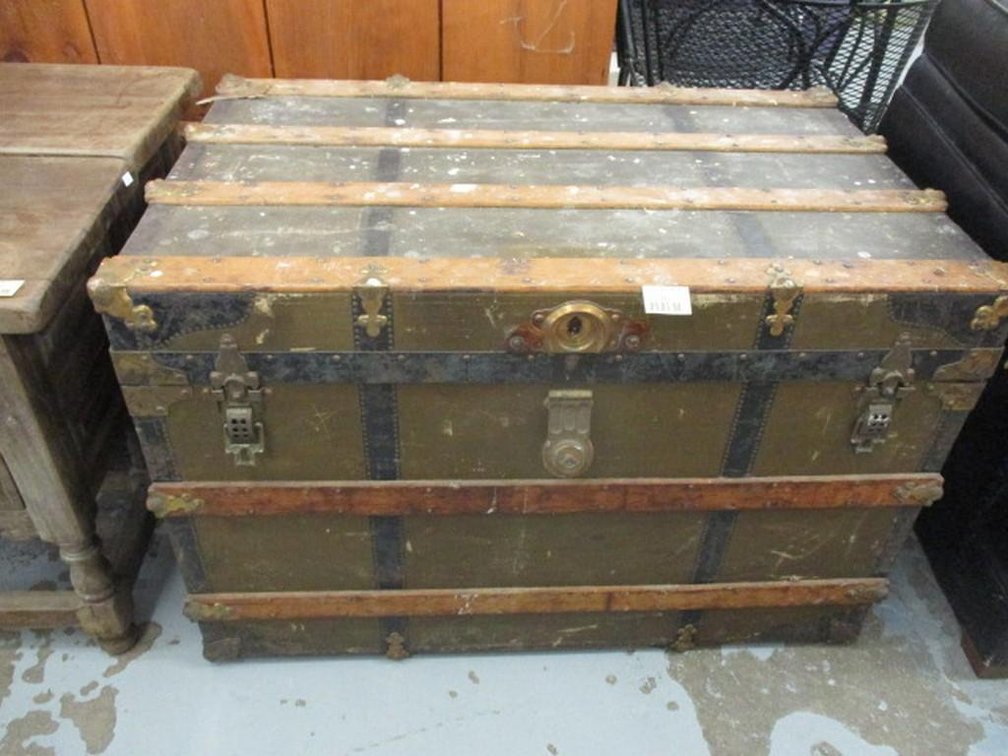 Antique Baskell Bros. Chicago trunk with interior boxes