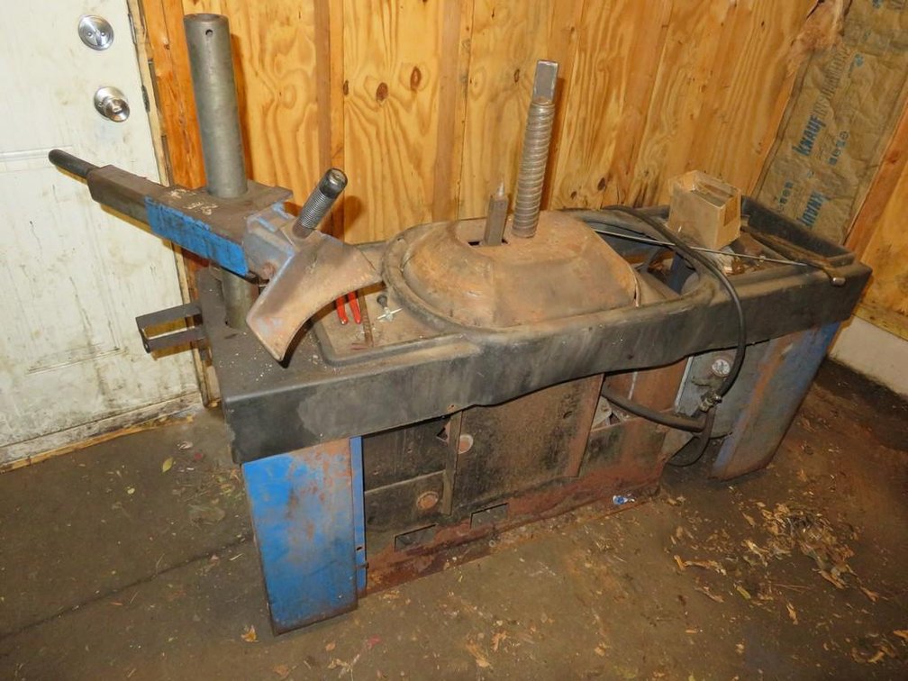 Hofmann 7700HF tire changer (located in Bayport, MN)