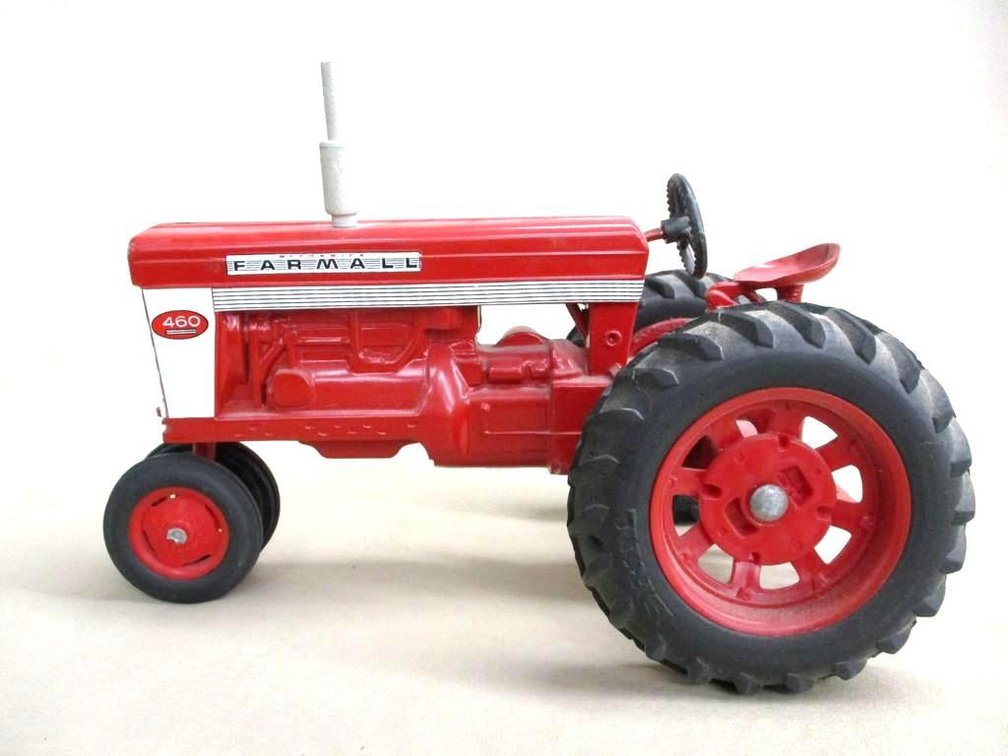 Ertl McCormick Farmall 460 narrow front tractor model