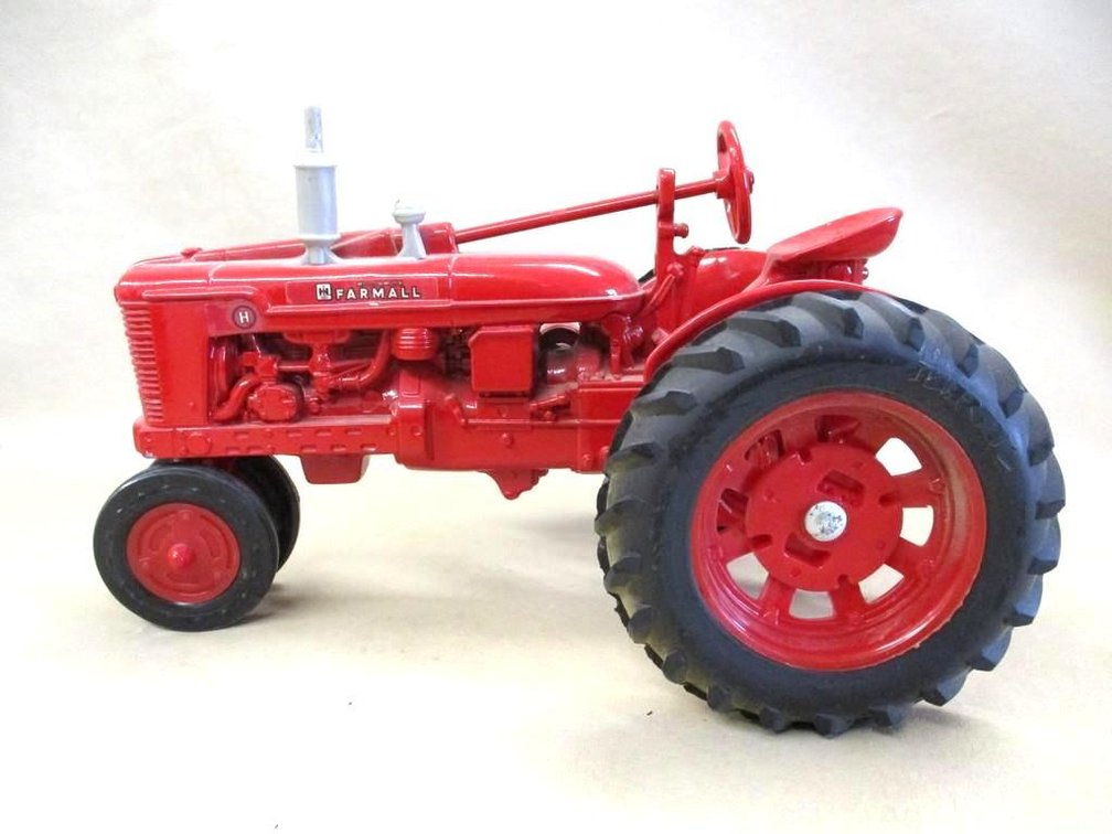 Ertl McCormick Farmall model H narrow front tractor model