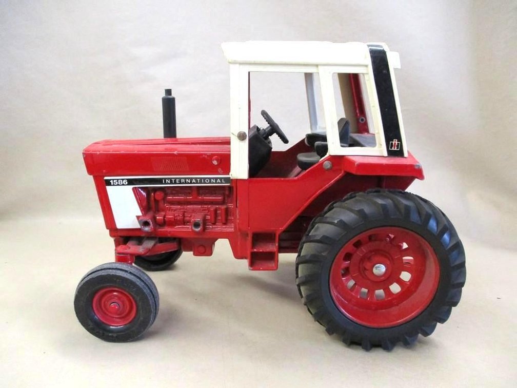 Ertl International 1586 wide front tractor with cab