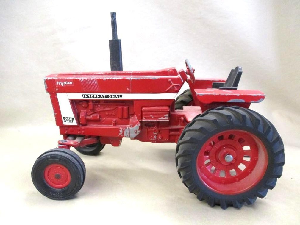 Ertl International Hydro Farmall 966 wide front tractor