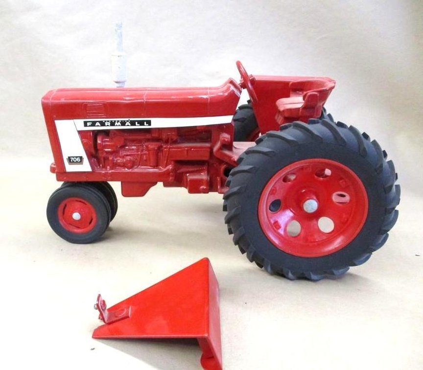 Ertl McCormick Farmall model 706 narrow front tractor model