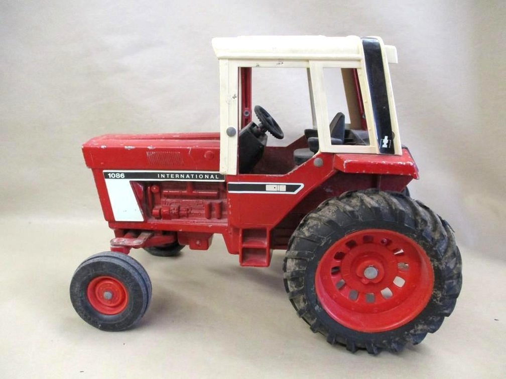 Ertl International model 1086 wide front tractor with cab