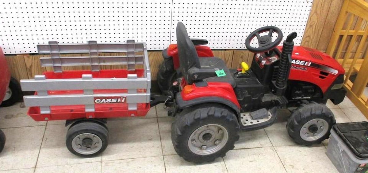 CASE IH Magnum battery operated child's riding tractor with pull behind wagon