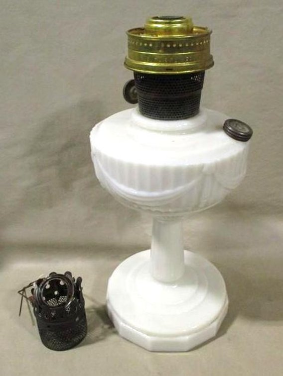 Aladdin model B Lincoln drape oil lamp (no chimney)