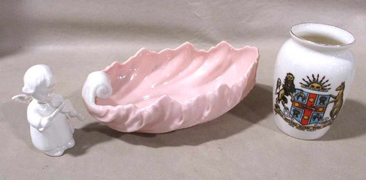 (3) Small porcelain pieces