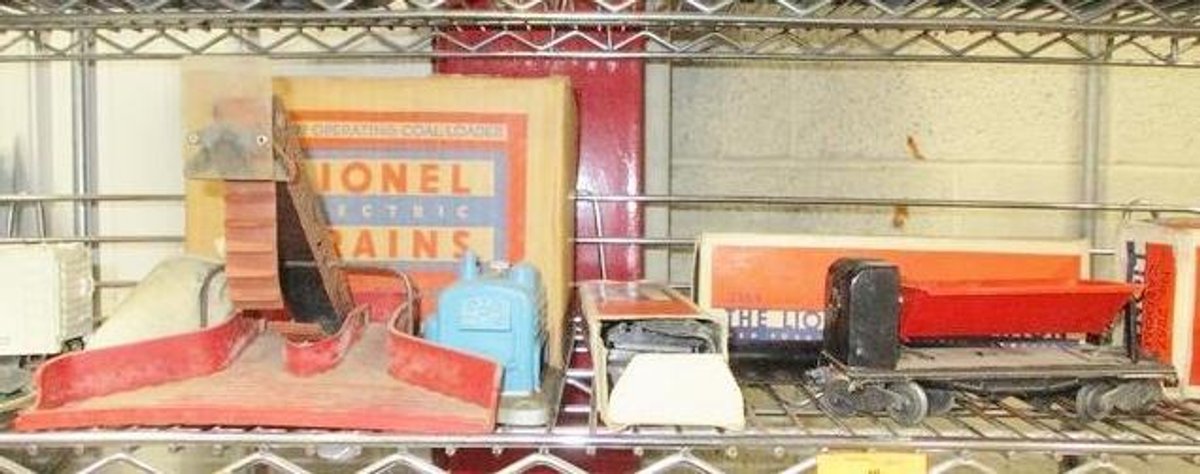 Lionel O-gauge coal loader set