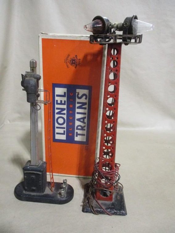 (2) Lionel o-gauge accessories