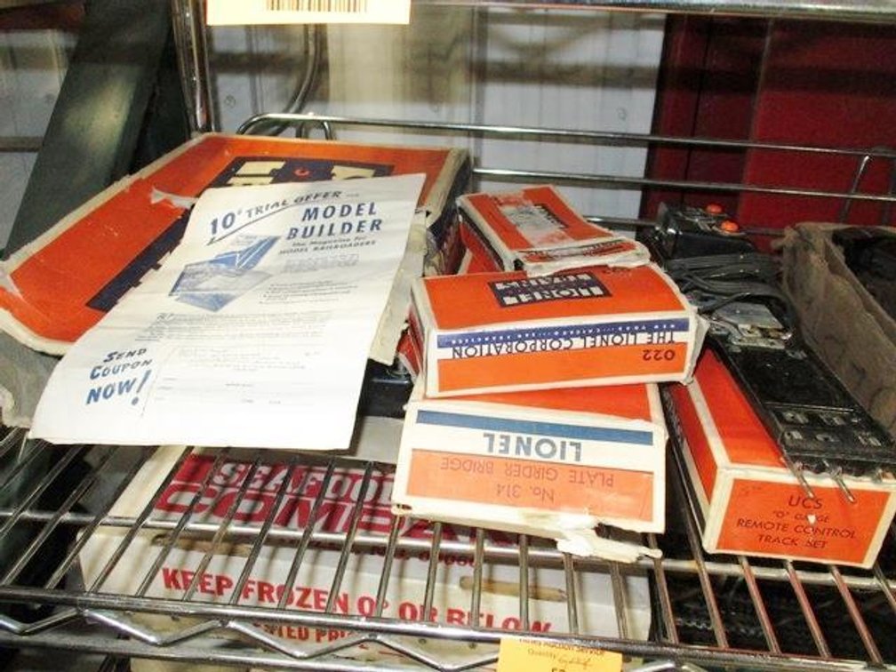 Group of Lionel O-Gauge accessories