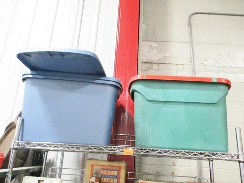 (3) Plastic totes