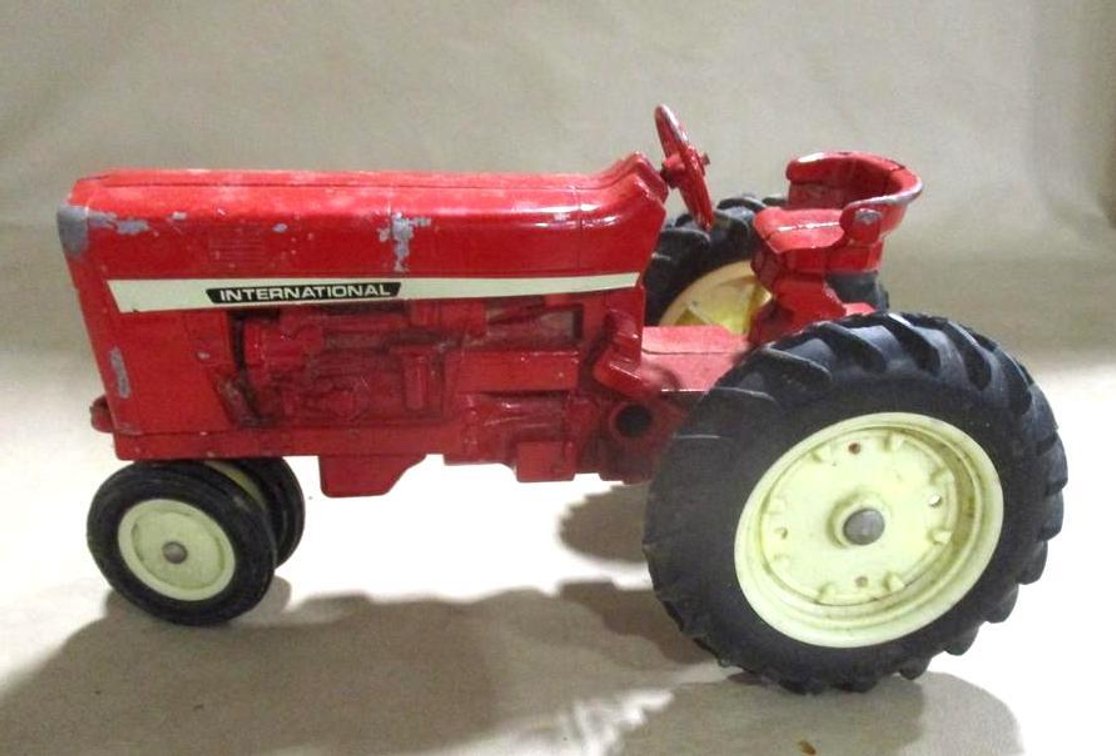 Ertl International narrow front tractor