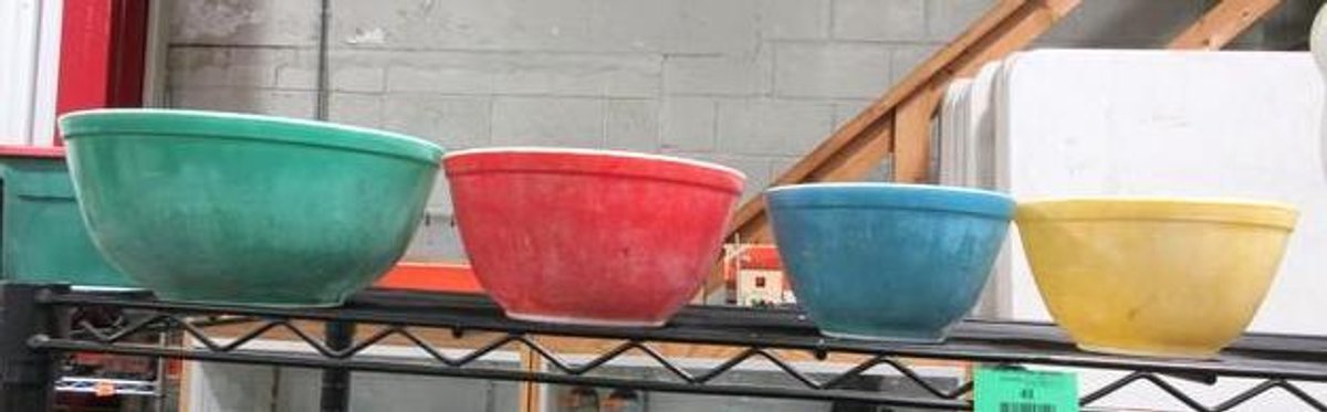 (4) Pyrex glass nesting bowls
