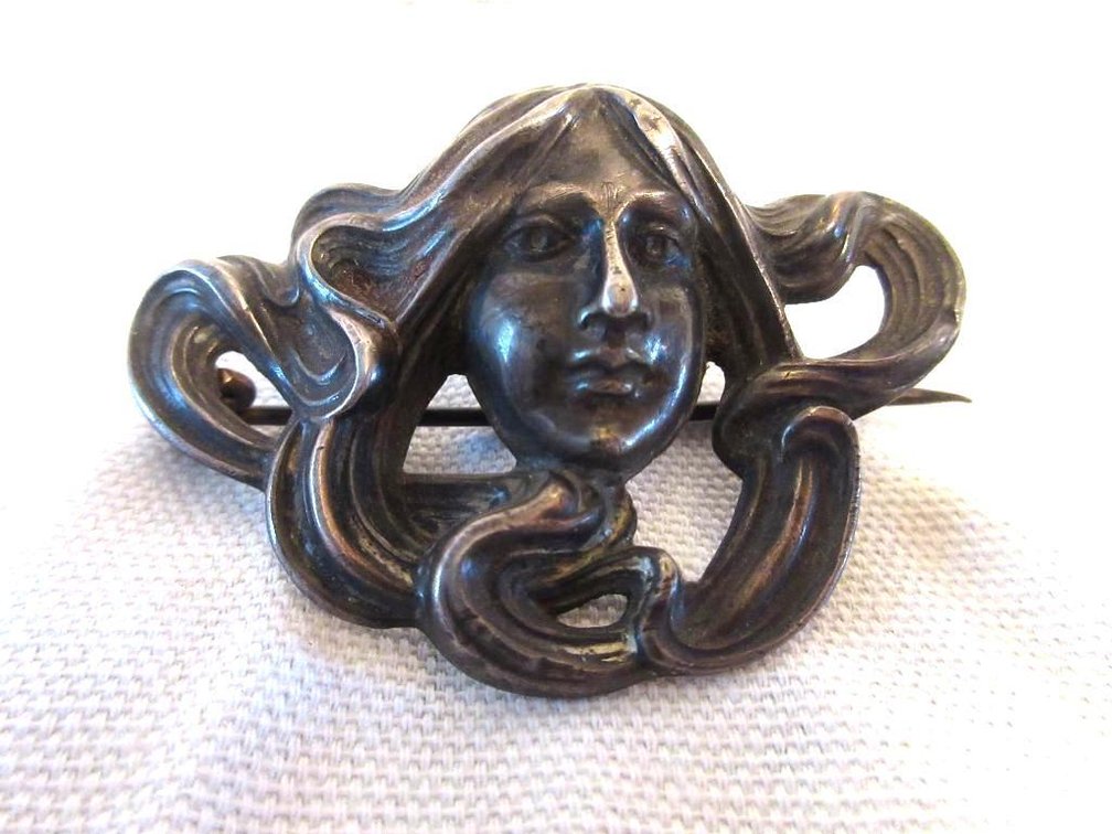 Hollow sterling broach with bust