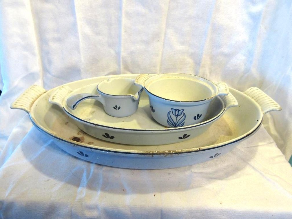 Set of (4) cast iron enameled pans