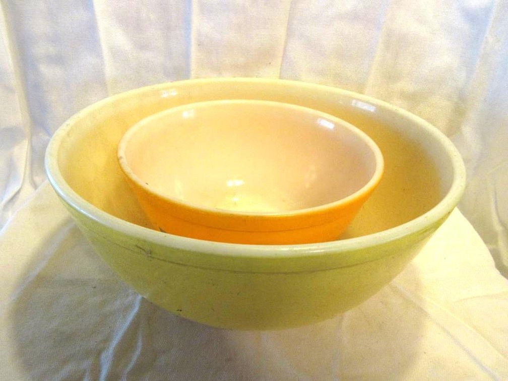 (2) Pyrex nesting bowls