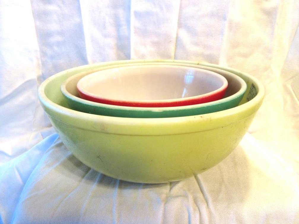 Set of (3) Pyrex nesting bowls
