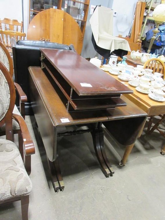 Drop leaf table with 2 leaves