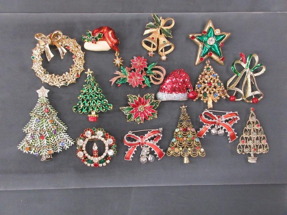 Small group of Christmas jewelry
