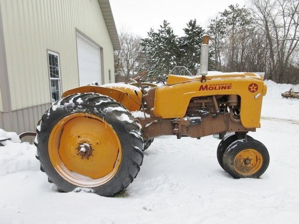 1960 Minneapolis Moline 4-star gas tractor (runs & drives)