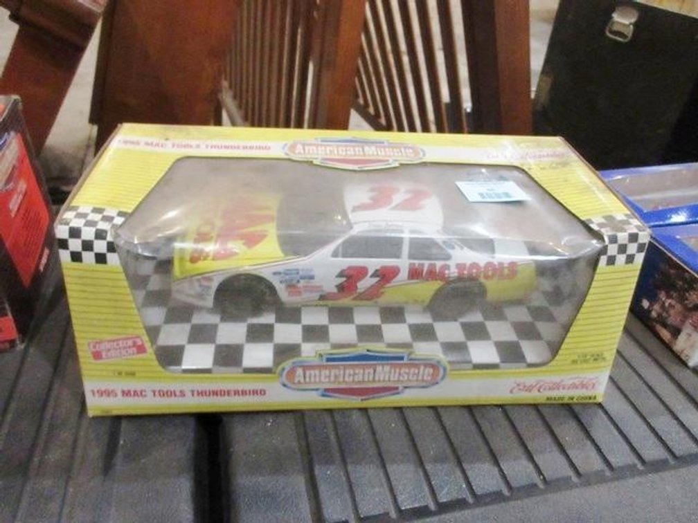 Ertl #32 Dale Jarrett Mac Tools die cast Nascar