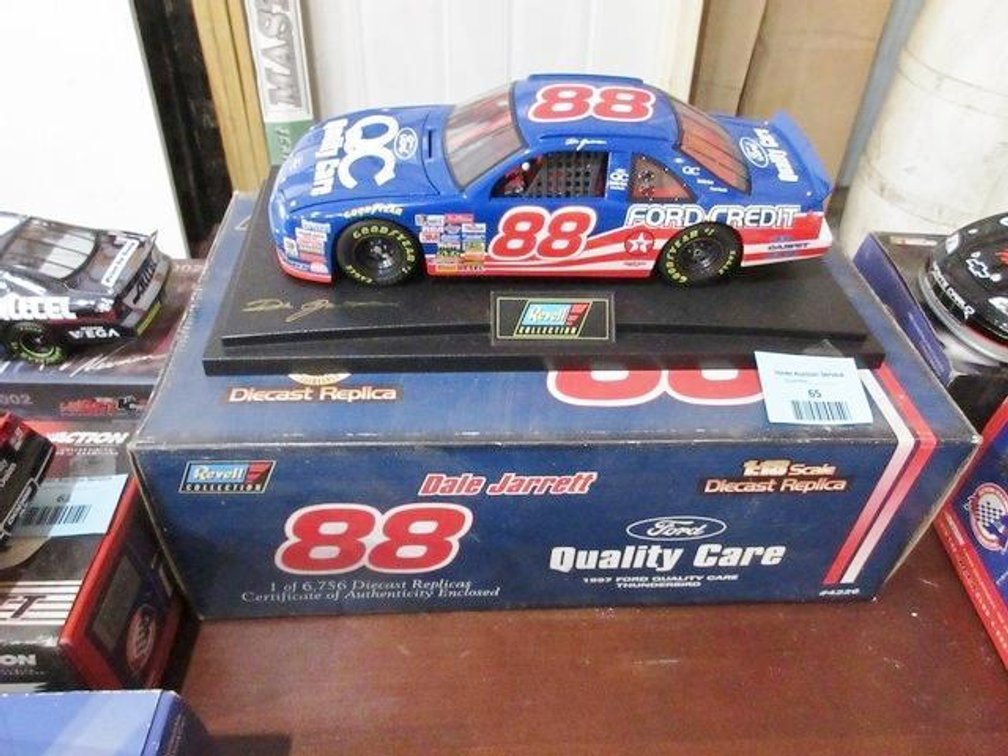 Revell #88 Dale Jarrett Ford Quality Car die cast Nascar
