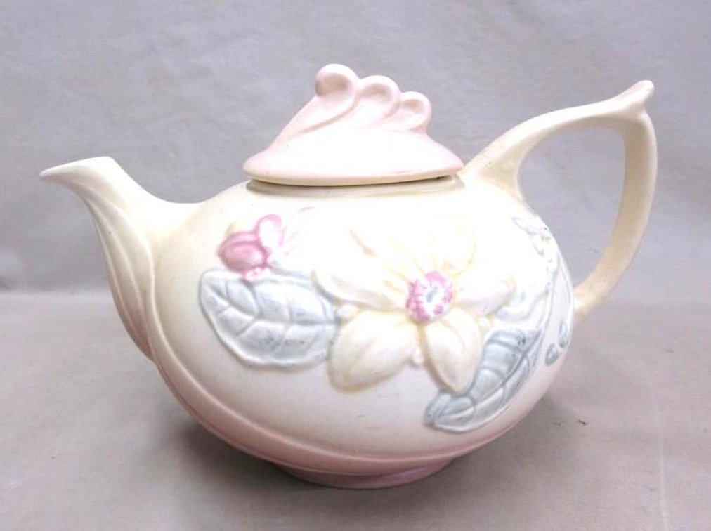 Hull pottery tea pot with lid