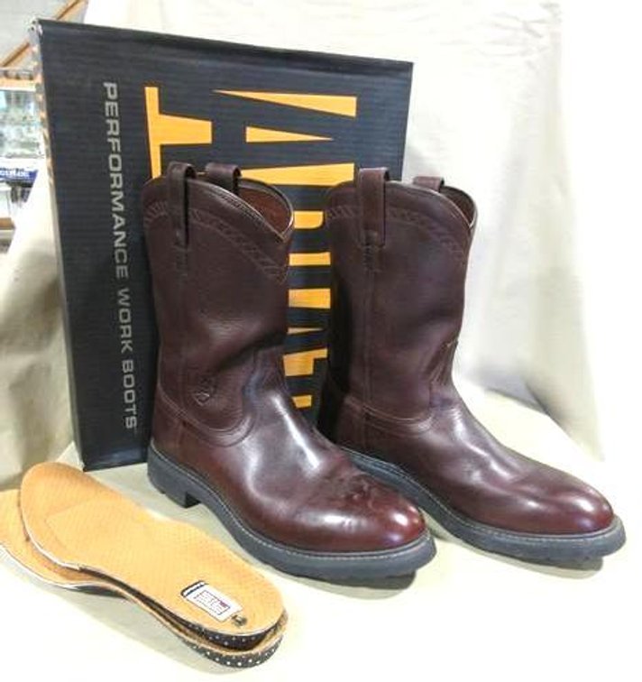 Ariat work hog burgundy boots (box is unmatched)