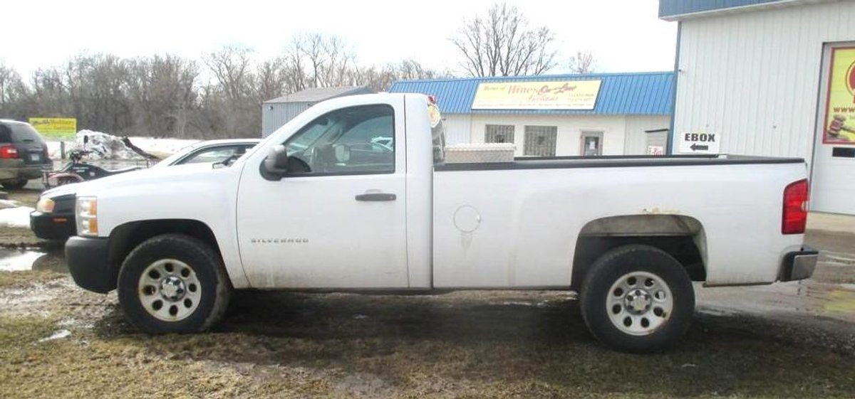2013 Chevrolet Silverado half ton 2 wheel drive work truck (runs and drives)