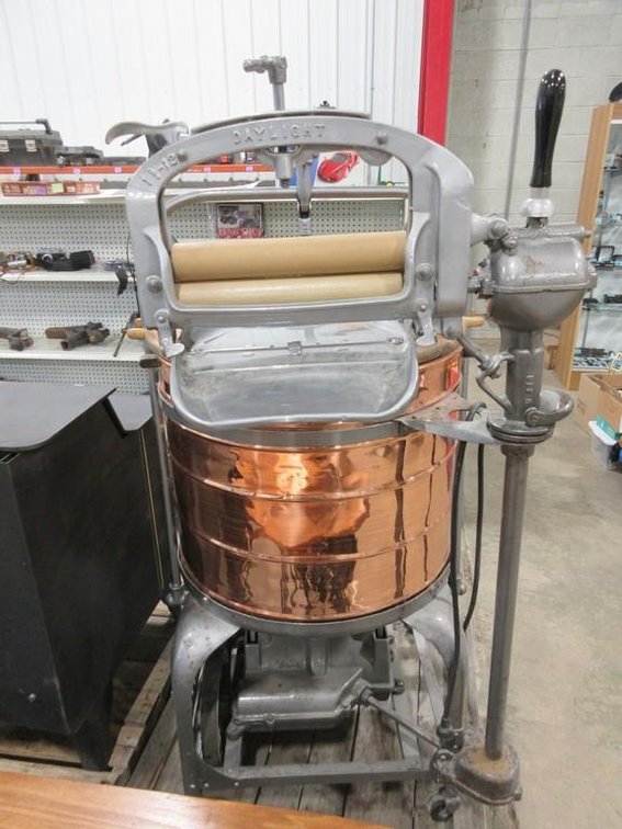 Puffer-Hubbard Mfg., Co. antique wringer washer