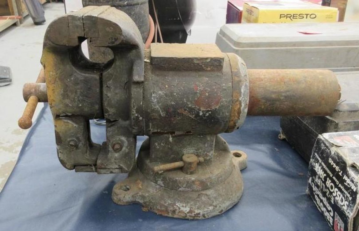 Heavy duty bench vise