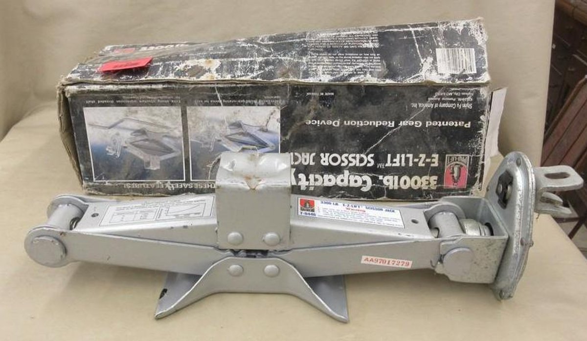 Pro-Lift E-Z-Lift scissors jack in box